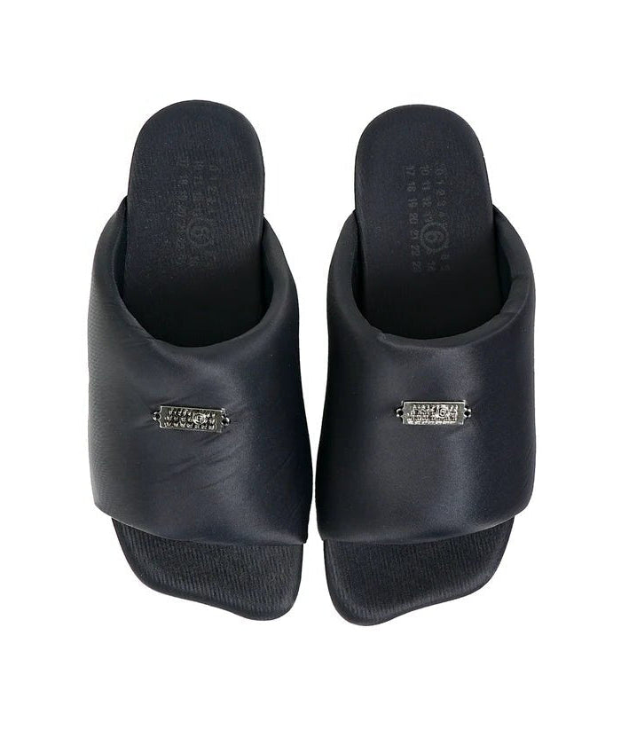 Ciabatta MM6 nera in nylon con targhetta logo numeric - YES SHOPSandaliMM6 MAISON MARGIELAS66WP0125/P7705-IT 363488349676771