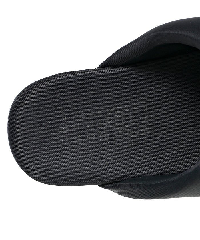 Ciabatta MM6 nera in nylon con targhetta logo numeric - YES SHOPSandaliMM6 MAISON MARGIELAS66WP0125/P7705-IT 363488349676771