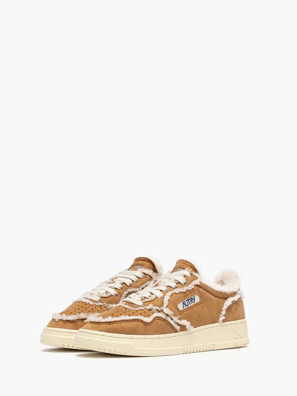 Sneakers medialist low in suede cognac con finiture in montone - YES SHOPScarpe sportiveAUTRYAULW-GX01-IT 368840440454871