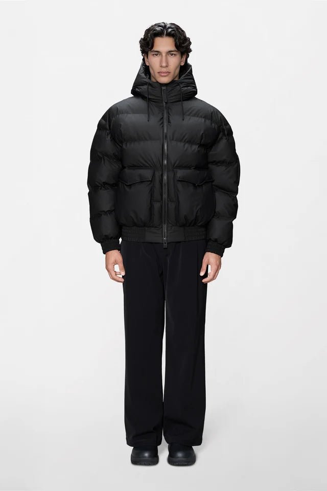 Bomber over idrorepellente nero con cappuccio e doppia tasca frontale - YES SHOPGiubbottiRAINS16990-39356273710971
