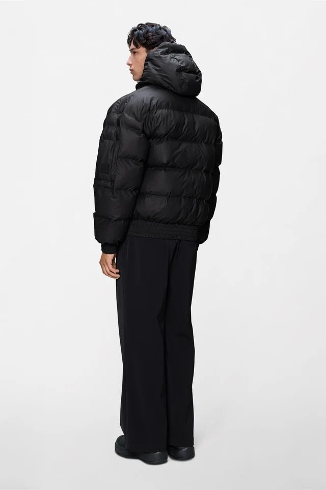 Bomber over idrorepellente nero con cappuccio e doppia tasca frontale - YES SHOPGiubbottiRAINS16990-39356273710971