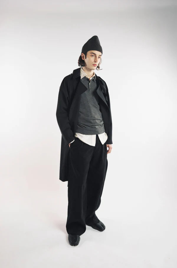 Trench Doppiopetto in Lana Nero: Eleganza e Funzionalità