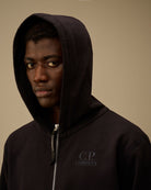 Felpa nera con cappuccio e zip con logo ricamato - YES SHOPFelpeC.P. COMPANY20CMSS025A-005086W-XXS1129189703771