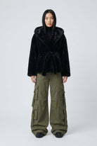 Giacca ecopelliccia nera con cappuccio e cintura - YES SHOPEcopellicceYES LONDONECO/030-IT 38/40