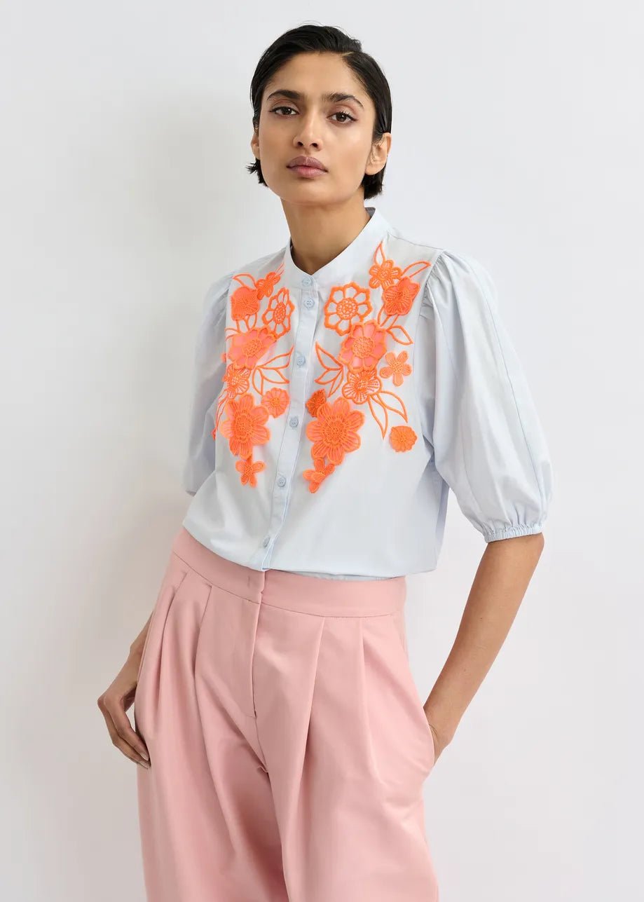 Camicia Jorja azzurra con ricami floreali arancio fluo - YES SHOPCamicieESSENTIELJORJA-IT 347716930233771
