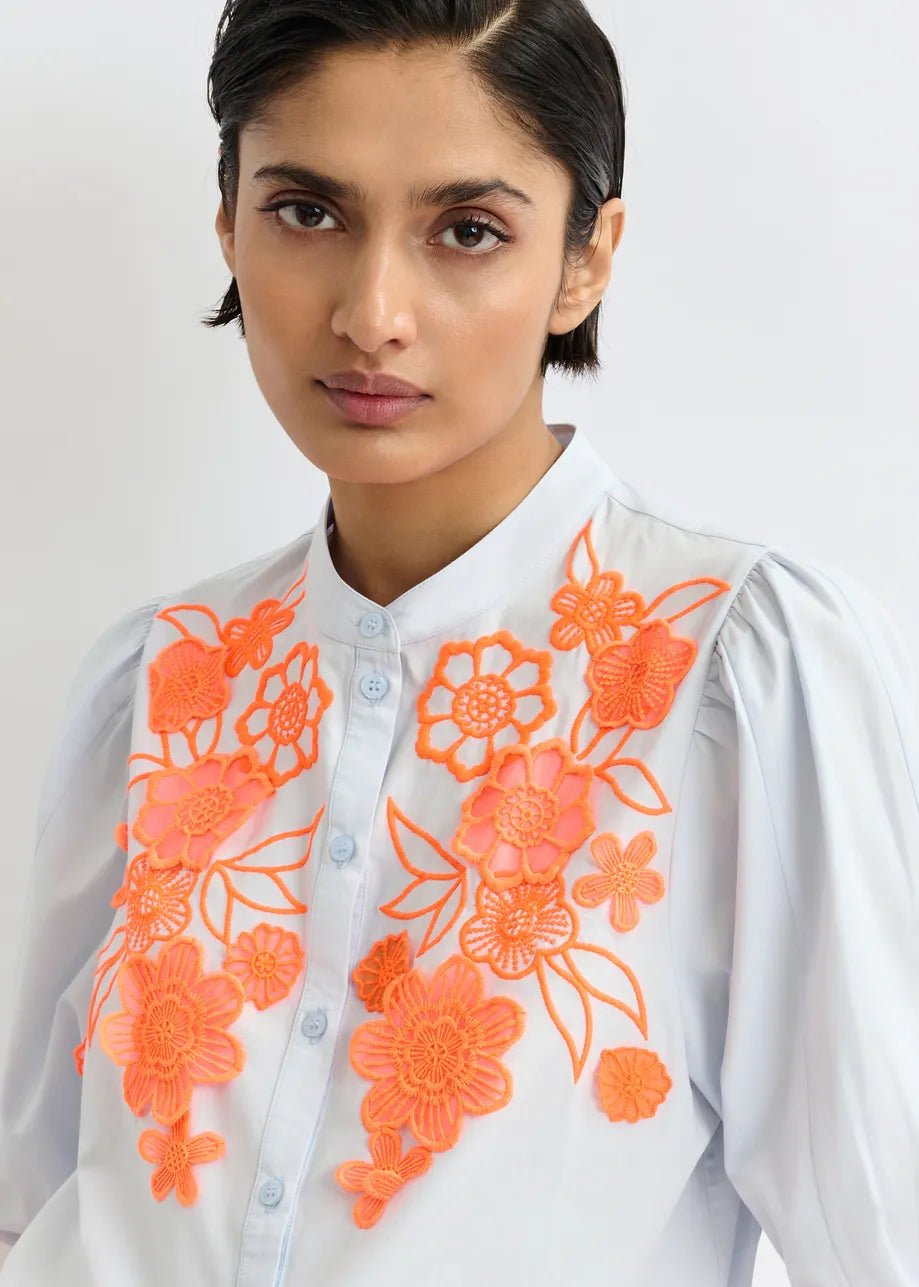 Camicia Jorja azzurra con ricami floreali arancio fluo - YES SHOPCamicieESSENTIELJORJA-IT 347716930233771