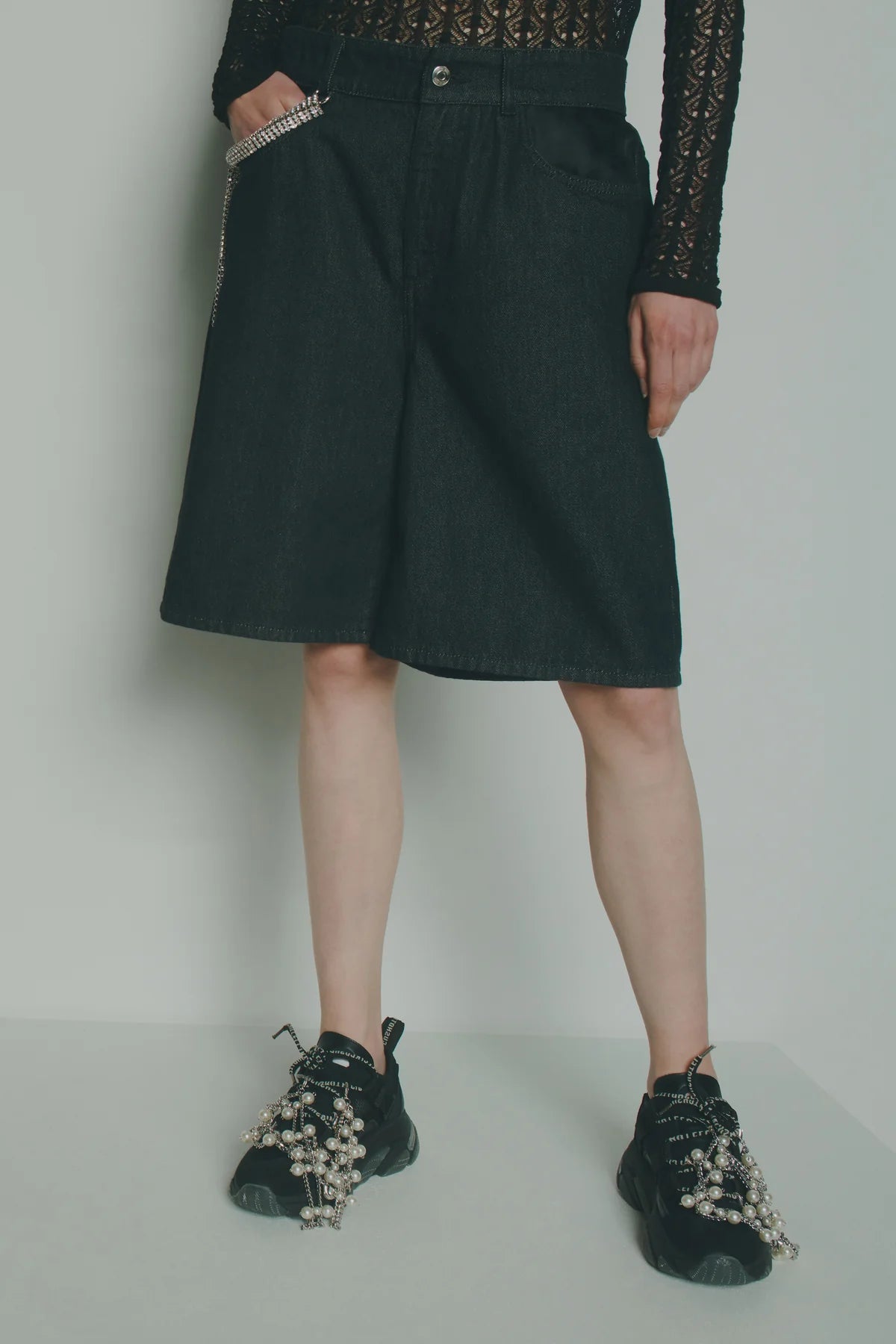 Bermuda in denim nero con fascia in organza e catena gioiello - YES SHOPBermudaCIRCUS HOTELH6SY30-IT 348379908162771
