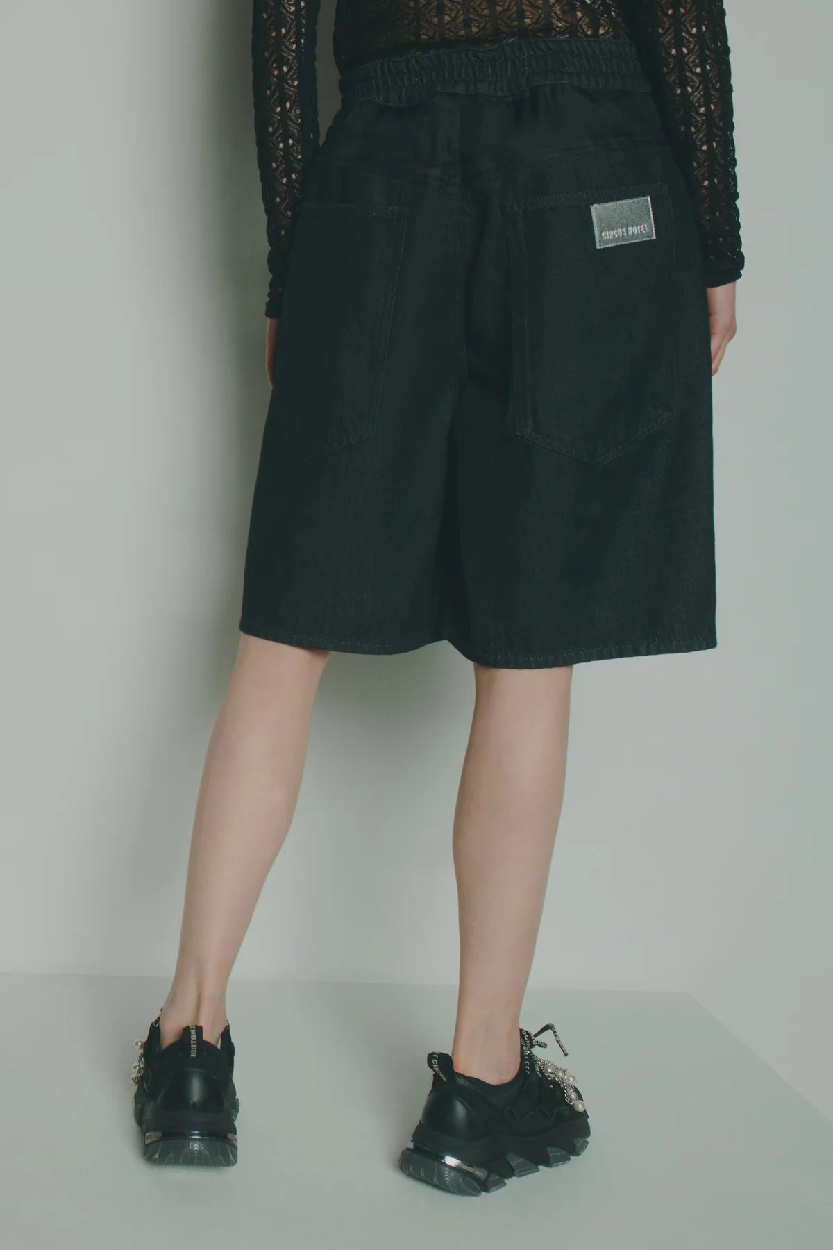 Bermuda in denim nero con fascia in organza e catena gioiello - YES SHOPBermudaCIRCUS HOTELH6SY30-IT 348379908162771
