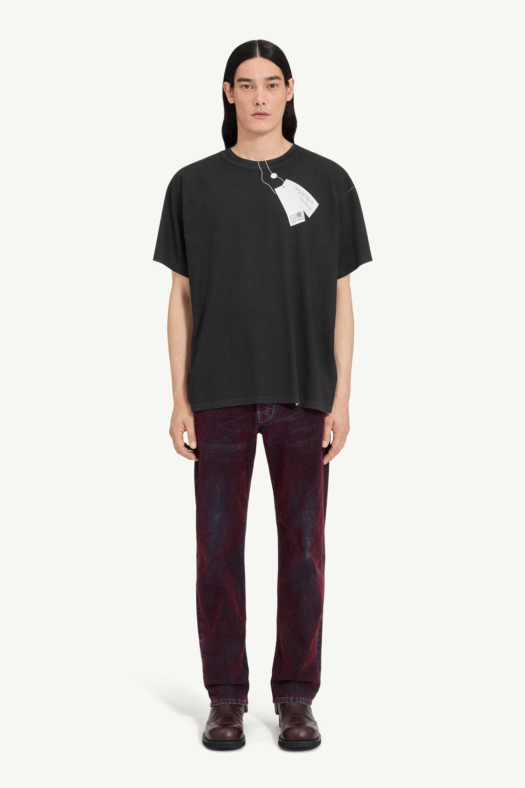 T-shirt nera con stampa cartellino