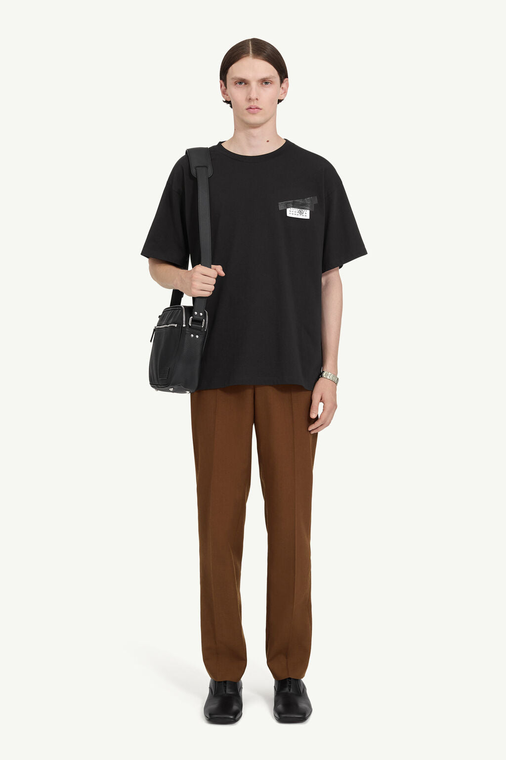 T-shirt con stampa nastro adesivo nero