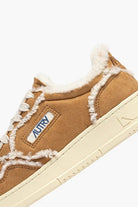 Sneakers medialist low in suede cognac con finiture in montone - YES SHOPScarpe sportiveAUTRYAULW-GX01-IT 368840440454871