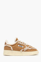 Sneakers medialist low in suede cognac con finiture in montone - YES SHOPScarpe sportiveAUTRYAULW-GX01-IT 368840440454871
