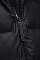 Bomber over idrorepellente nero con cappuccio e doppia tasca frontale - YES SHOPGiubbottiRAINS16990-39356273710971