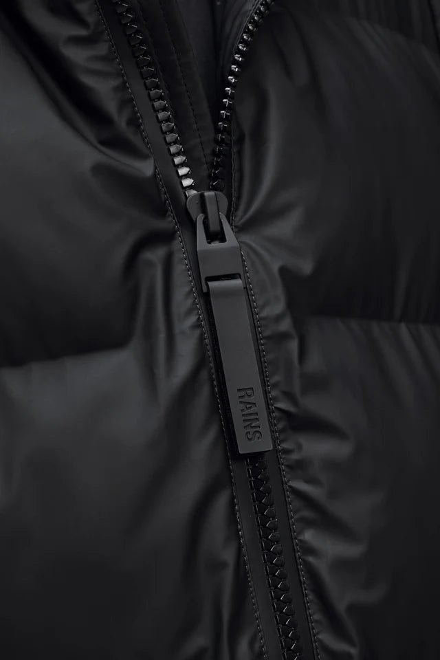 Bomber over idrorepellente nero con cappuccio e doppia tasca frontale - YES SHOPGiubbottiRAINS16990-39356273710971