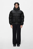 Bomber over idrorepellente nero con cappuccio e doppia tasca frontale - YES SHOPGiubbottiRAINS16990-39356273710971