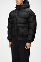 Bomber over idrorepellente nero con cappuccio e doppia tasca frontale - YES SHOPGiubbottiRAINS16990-39356273710971