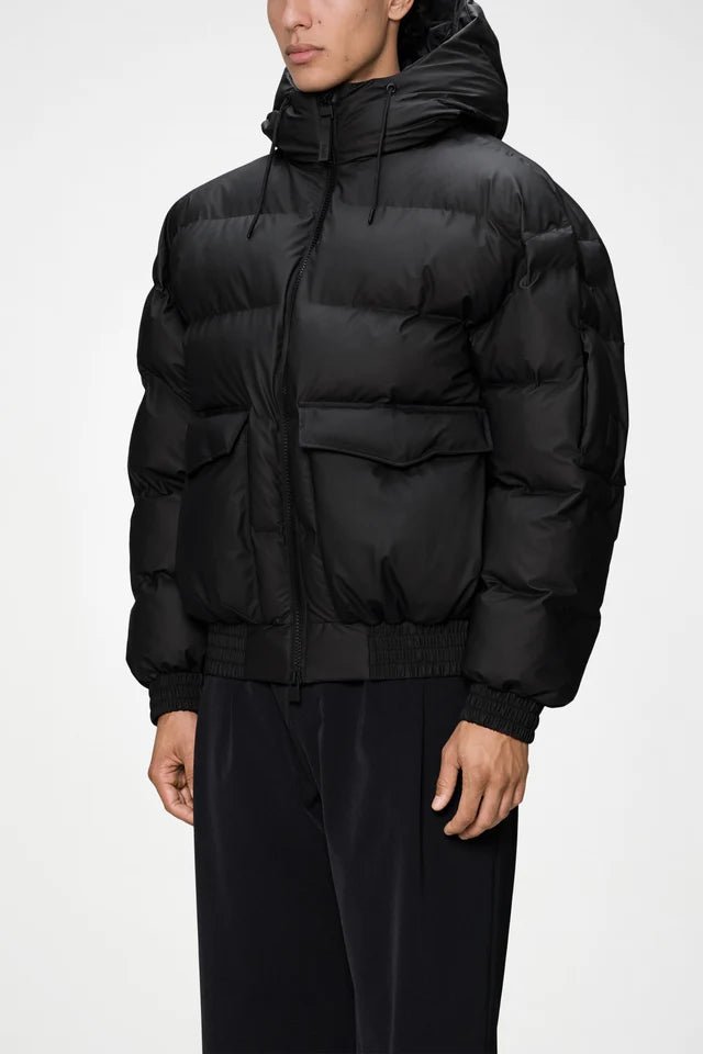 Bomber over idrorepellente nero con cappuccio e doppia tasca frontale - YES SHOPGiubbottiRAINS16990-39356273710971