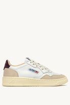 Sneakers medialist low in suede bianca e borgogna - YES SHOPScarpe sportiveAUTRYAULW-LS18-IT 363250440454871