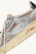 Sneakers medialist low Super Vintage in pelle argento, platino e nero - YES SHOPScarpe sportiveAUTRYAULW-WR02-IT 369350440454871